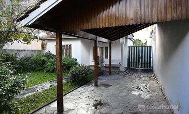 Casa de 4 amb c/fondo y cochera p/2 vehículos en Temperley Este