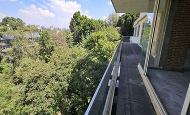Departamento nuevo en venta con jardín y vista a la cañada en Lomas Altas, CDMX.