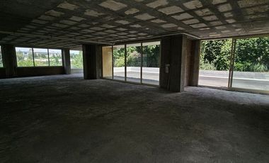 Departamento nuevo en venta con jardín y vista a la cañada en Lomas Altas, CDMX.