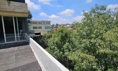 Departamento nuevo en venta con jardín y vista a la cañada en Lomas Altas, CDMX.