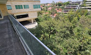 Departamento nuevo en venta con jardín y vista a la cañada en Lomas Altas, CDMX.