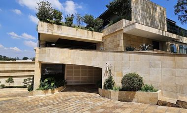 Departamento nuevo en venta con jardín y vista a la cañada en Lomas Altas, CDMX.