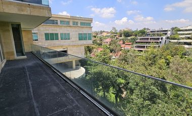 Departamento nuevo en venta con jardín y vista a la cañada en Lomas Altas, CDMX.