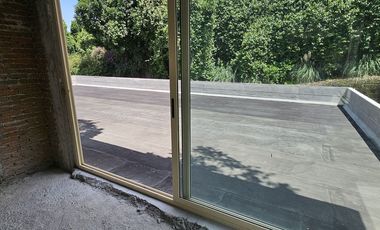 Departamento nuevo en venta con jardín y vista a la cañada en Lomas Altas, CDMX.
