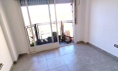 Departamento 2 amb. al frente, recliclado en  Alem 334