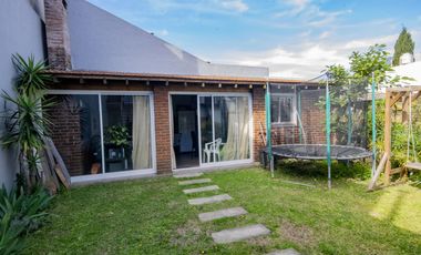 Casa de 7 ambientes en venta, en Florida.