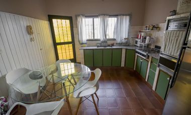 Casa de 7 ambientes en venta, en Florida.