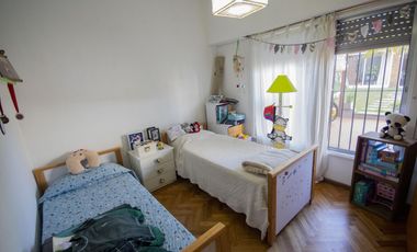 Casa de 7 ambientes en venta, en Florida.