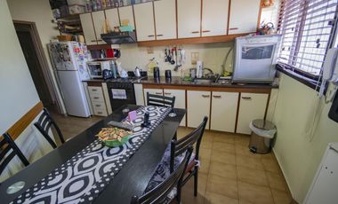 Casa de 7 ambientes en venta, en Florida.