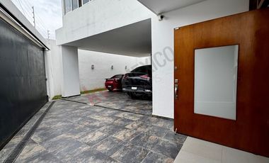 Casa AMUEBLADA con alberca en RENTA en Zona Campestre.
