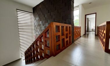 Casa AMUEBLADA con alberca en RENTA en Zona Campestre.
