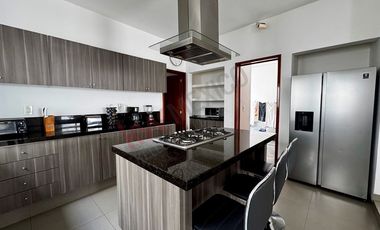 Casa AMUEBLADA con alberca en RENTA en Zona Campestre.