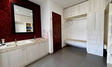 Casa AMUEBLADA con alberca en RENTA en Zona Campestre.