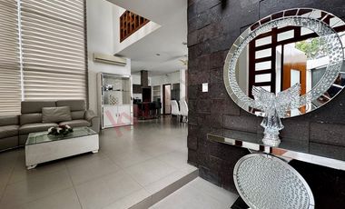 Casa AMUEBLADA con alberca en RENTA en Zona Campestre.