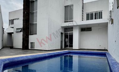 Casa AMUEBLADA con alberca en RENTA en Zona Campestre.