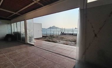 AMPLIA CASA EN LAS BRISAS MANZANILLO, EN ESQUINA, FRENTE A PLAYA