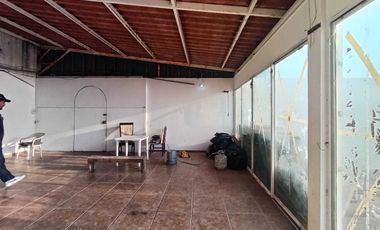 AMPLIA CASA EN LAS BRISAS MANZANILLO, EN ESQUINA, FRENTE A PLAYA