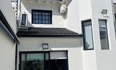 RESERVADA- Casa en Venta  2 Plantas. 2 Cocheras. Patio. Pileta. Quincho. Parrilla. Impecable!!