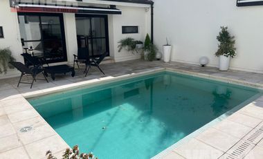 RESERVADA- Casa en Venta  2 Plantas. 2 Cocheras. Patio. Pileta. Quincho. Parrilla. Impecable!!