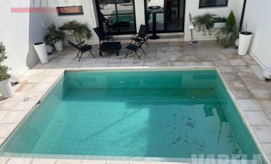 RESERVADA- Casa en Venta  2 Plantas. 2 Cocheras. Patio. Pileta. Quincho. Parrilla. Impecable!!
