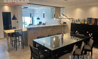 RESERVADA- Casa en Venta  2 Plantas. 2 Cocheras. Patio. Pileta. Quincho. Parrilla. Impecable!!