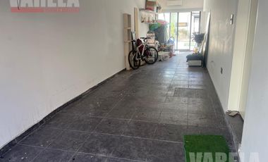 RESERVADA- Casa en Venta  2 Plantas. 2 Cocheras. Patio. Pileta. Quincho. Parrilla. Impecable!!