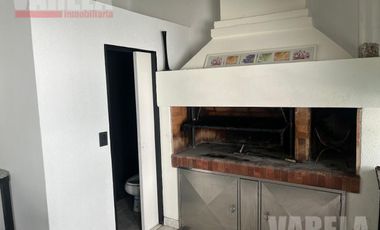 RESERVADA- Casa en Venta  2 Plantas. 2 Cocheras. Patio. Pileta. Quincho. Parrilla. Impecable!!
