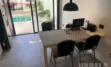 RESERVADA- Casa en Venta  2 Plantas. 2 Cocheras. Patio. Pileta. Quincho. Parrilla. Impecable!!