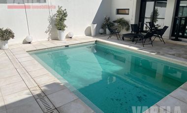 RESERVADA- Casa en Venta  2 Plantas. 2 Cocheras. Patio. Pileta. Quincho. Parrilla. Impecable!!
