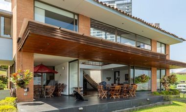 SE VENDE CASA EN SABANETA LOMA SAN JUDAS SUBIENDO DETRAS DE LA VAQUITA