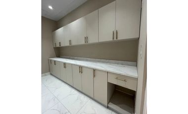 ALQUILO CONSULTORIO U OFICINA EN PUNTA PACIFICA $1800!!!