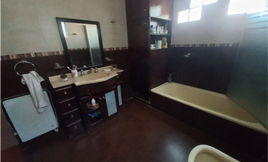 CASA Y DEPTO. EN CASANOVA CENTRO