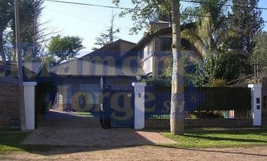 Hermoso chalet de 2/3 dormitorios con jardín, quincho y piscina. Oportunidad