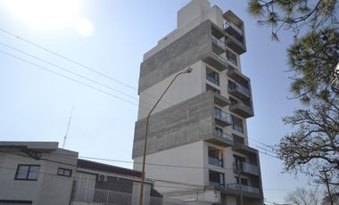 SEMIPISO ALTO, LUMINOSO Y AMPLIO, EXCELENTE RELACION PRECIO CALIDAD   TERRAZA COMUN CON ASADOR