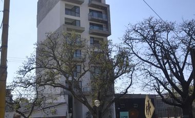 SEMIPISO ALTO, LUMINOSO Y AMPLIO, EXCELENTE RELACION PRECIO CALIDAD   TERRAZA COMUN CON ASADOR