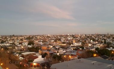 SEMIPISO ALTO, LUMINOSO Y AMPLIO, EXCELENTE RELACION PRECIO CALIDAD   TERRAZA COMUN CON ASADOR
