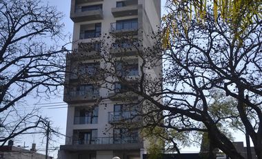 SEMIPISO ALTO, LUMINOSO Y AMPLIO, EXCELENTE RELACION PRECIO CALIDAD   TERRAZA COMUN CON ASADOR