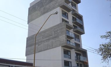 SEMIPISO ALTO, LUMINOSO Y AMPLIO, EXCELENTE RELACION PRECIO CALIDAD   TERRAZA COMUN CON ASADOR