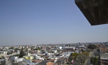 SEMIPISO ALTO, LUMINOSO Y AMPLIO, EXCELENTE RELACION PRECIO CALIDAD   TERRAZA COMUN CON ASADOR
