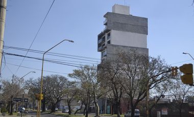 SEMIPISO ALTO, LUMINOSO Y AMPLIO, EXCELENTE RELACION PRECIO CALIDAD   TERRAZA COMUN CON ASADOR