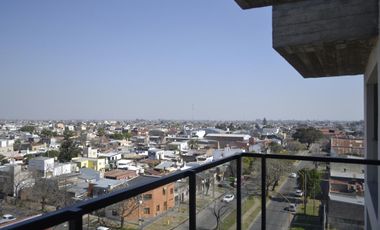 SEMIPISO ALTO, LUMINOSO Y AMPLIO, EXCELENTE RELACION PRECIO CALIDAD   TERRAZA COMUN CON ASADOR