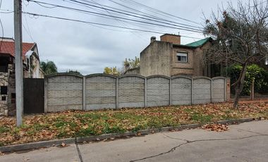 Gran terreno libre en venta en Barrio Centro de Granadero Baigorria. Único en la zona
