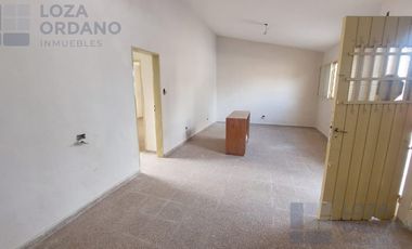 vendo gran terreno con departamento y cocheras
