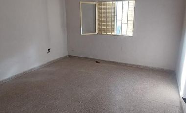 vendo gran terreno con departamento y cocheras