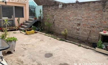 Casa de tres ambientes en venta- Moron Sur