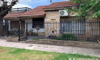 Casa de tres ambientes en venta- Moron Sur