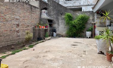 Casa de tres ambientes en venta- Moron Sur