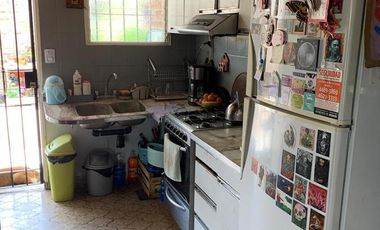 Casa de tres ambientes en venta- Moron Sur