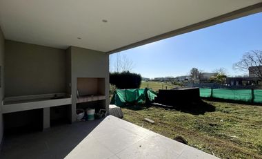 Casa en Venta en Santa Elena Pilar del Este - Fondo al verde