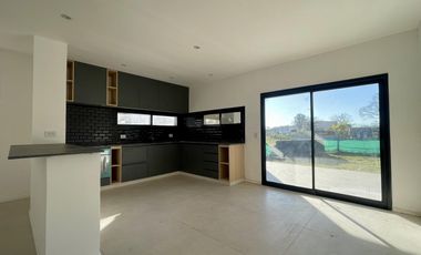 Casa en Venta en Santa Elena Pilar del Este - Fondo al verde